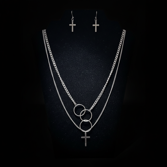 Set completo collar y aretes sobre terciopelo negro