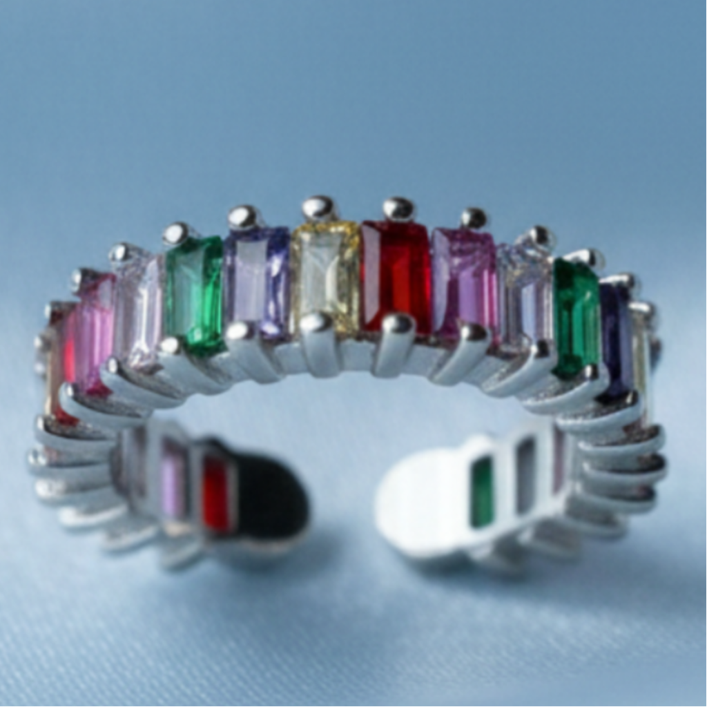 Anillo multicolor parado fondo satinado azul
