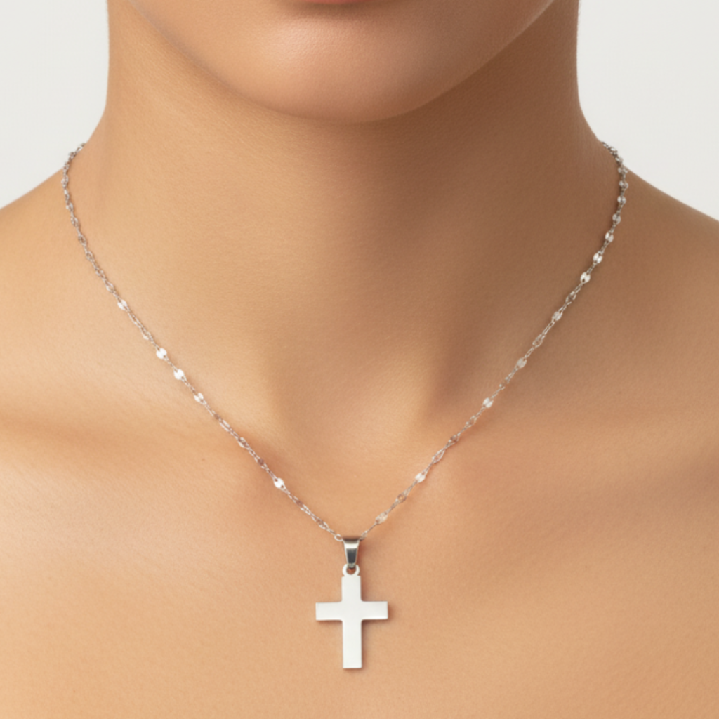 Cross Necklace - Modelo Close-Up