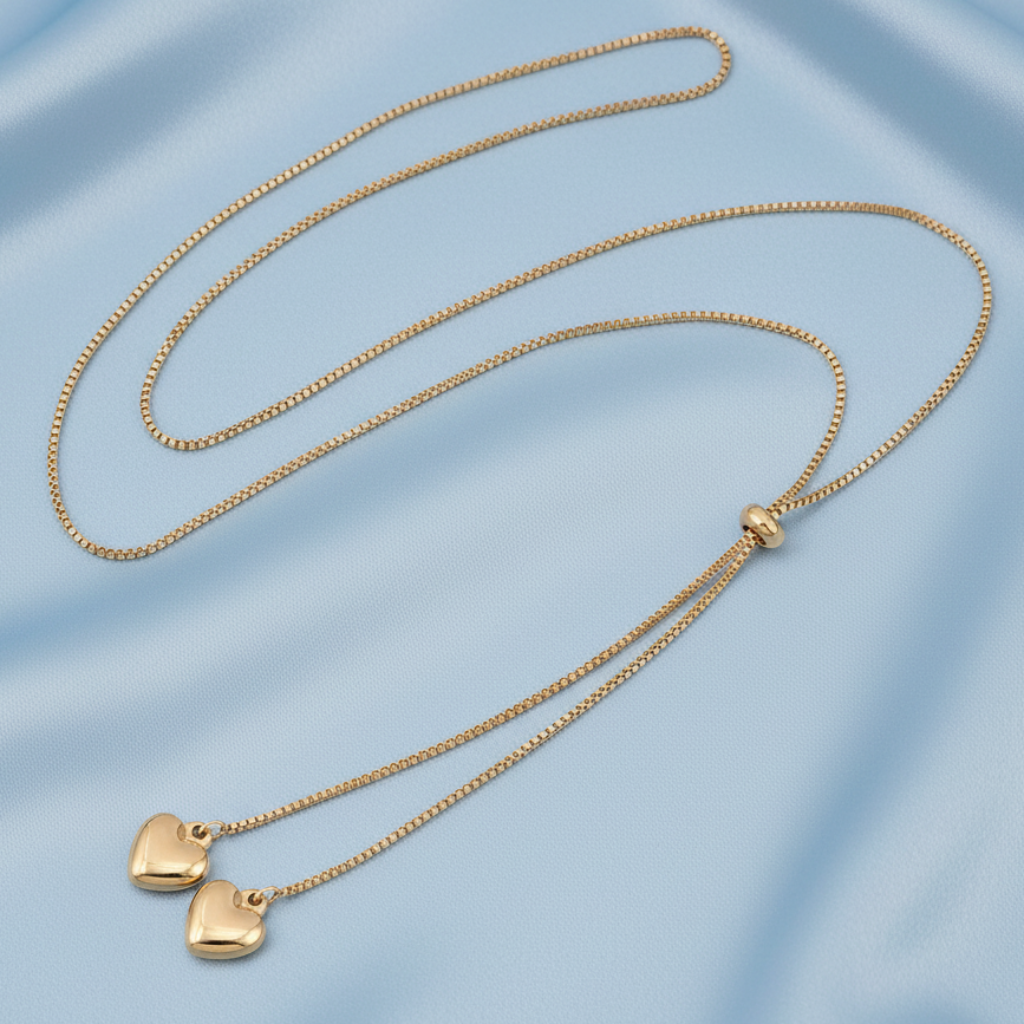 Lariat dorado sobre fondo satinado azul claro