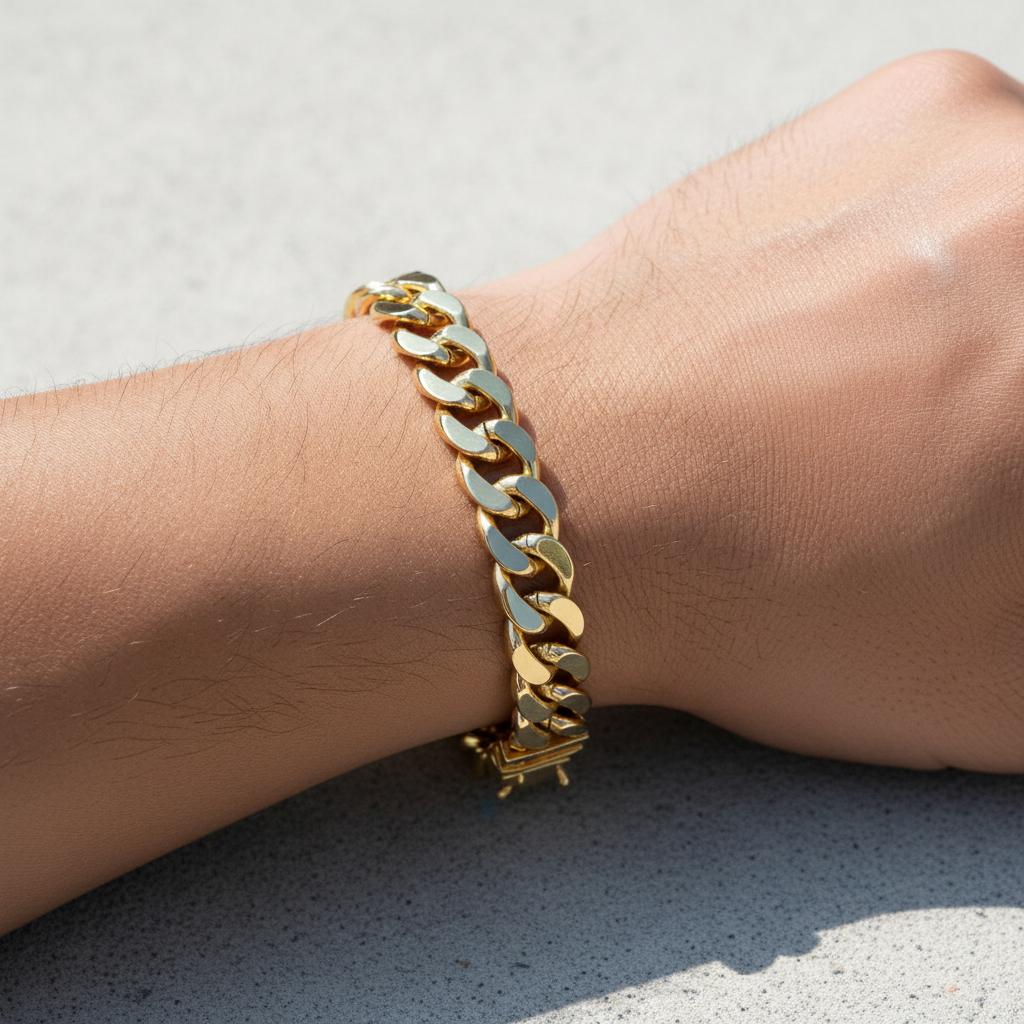 Modelo con pulsera cubana dorada 10mm