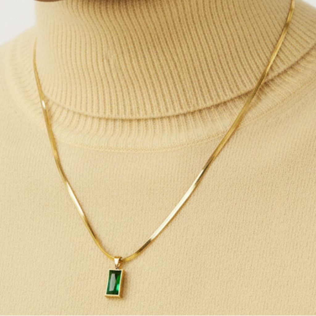 Modelo latina con turtleneck amarillo y collar zirconia verde