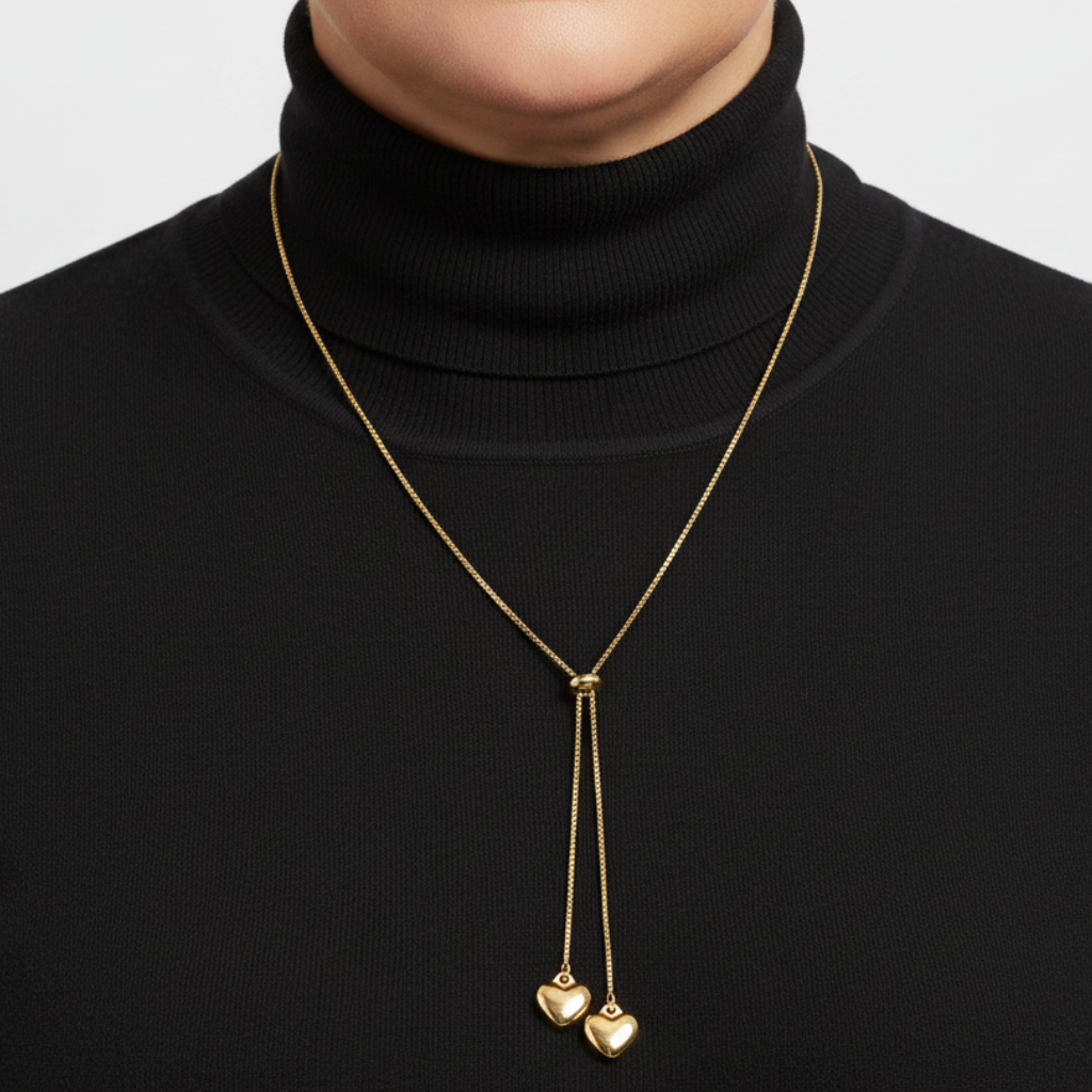 Modelo plus-size con lariat dorado y ropa negra de cuello