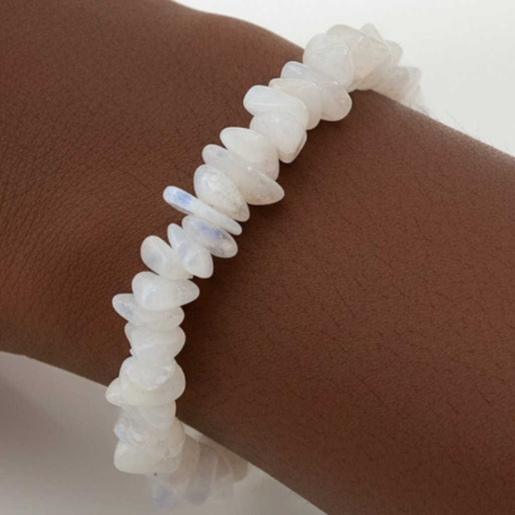 Moonstone - mano afro acostada