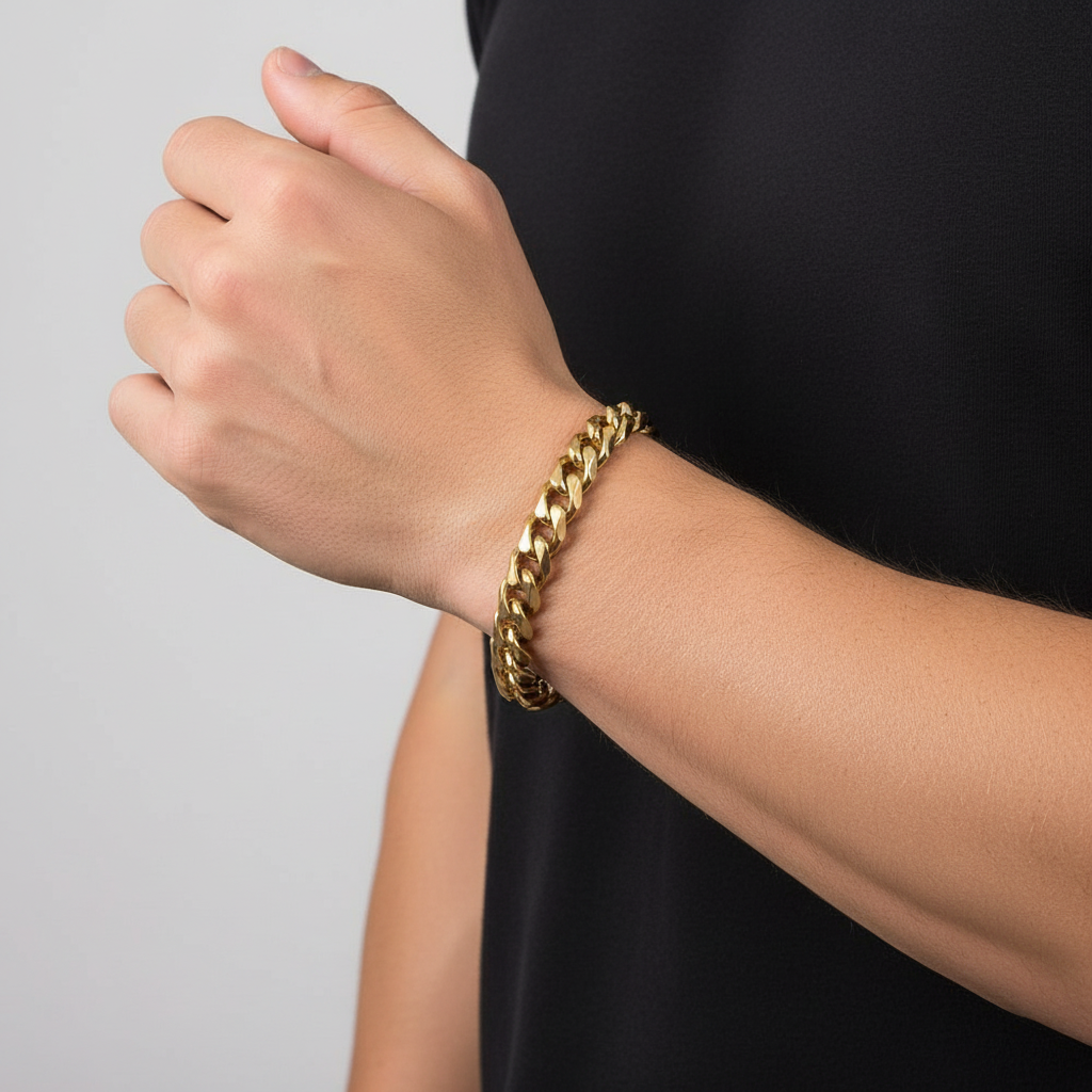 Pose casual destacando la pulsera dorada