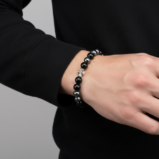 Pulsera de ágata negra con cruz - outfit negro