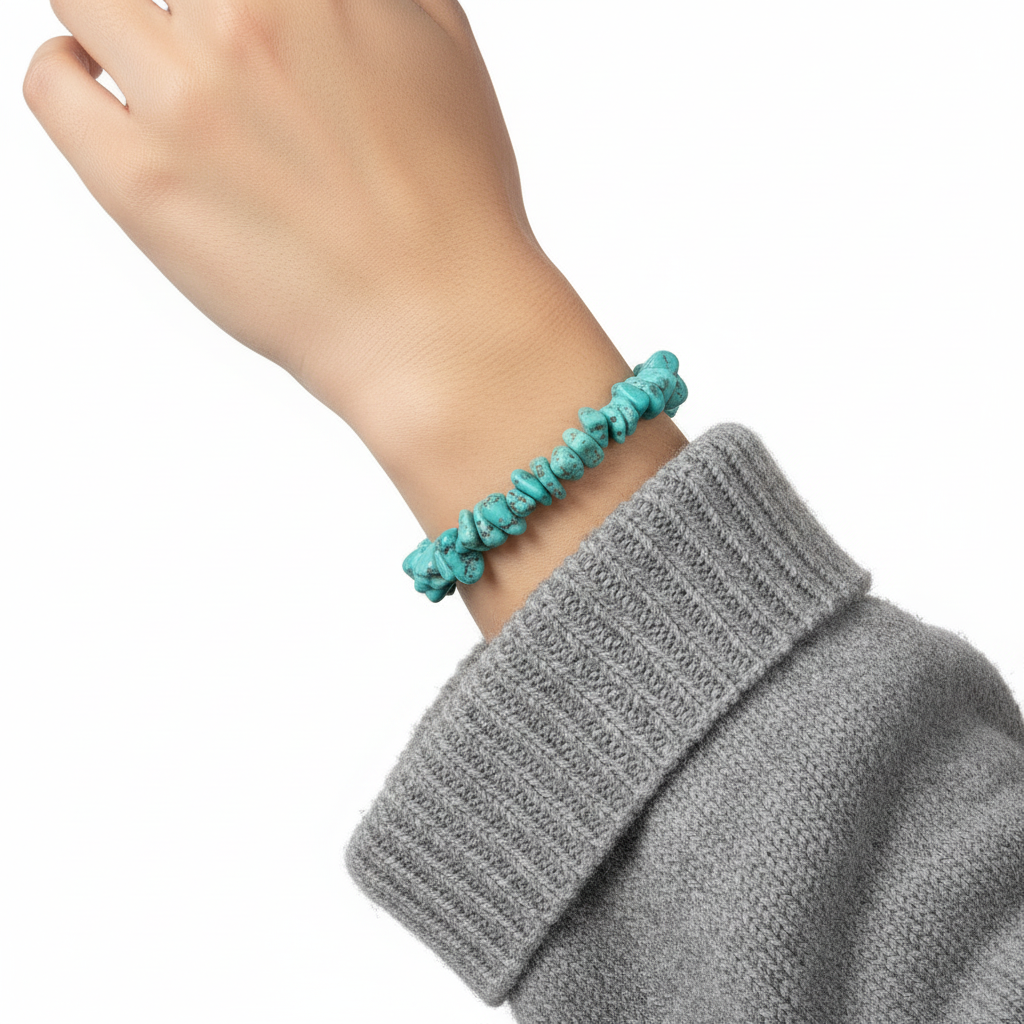 Pulsera de turquesa chip con suéter gris