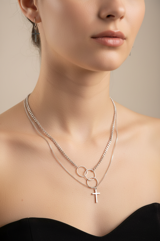 Set de collar y aretes en modelo